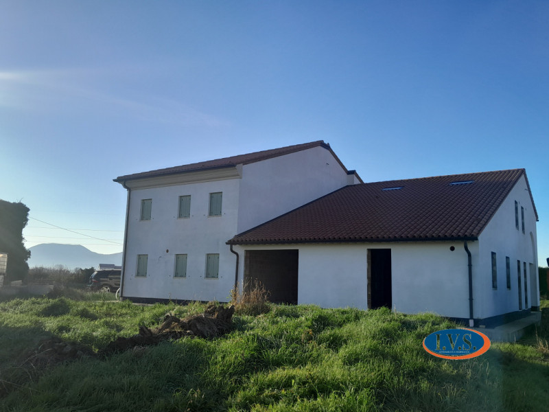 MONTEGALDELLA (VI) Splendida bifamiliare con travi a vista di 230 mq disposta su 2 livelli, con u...