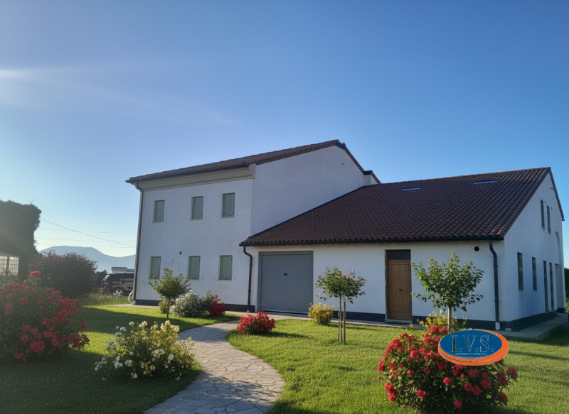 MONTEGALDELLA (VI) Splendida bifamiliare con travi a vista di 230 mq disposta su 2 livelli, con u...