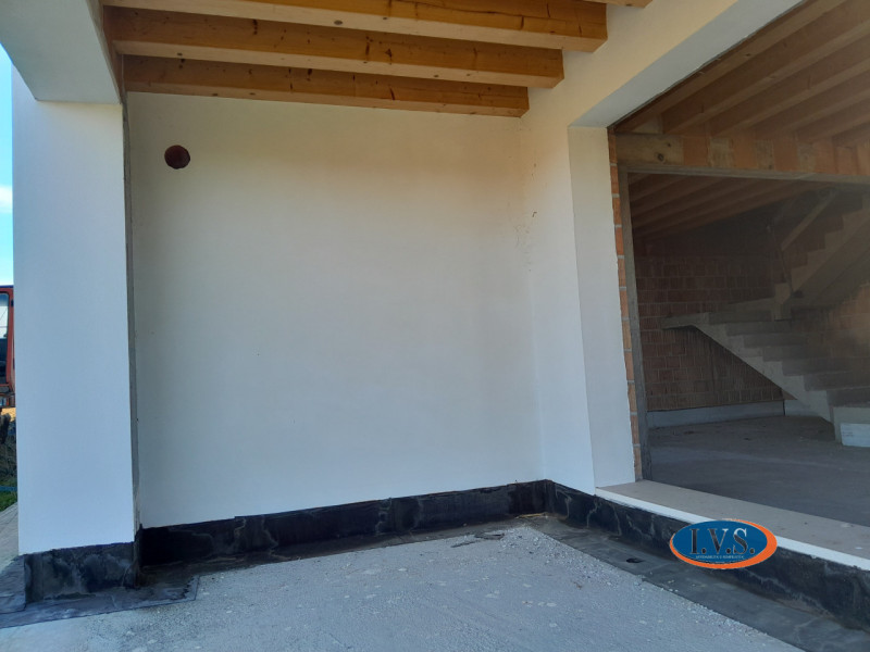 MONTEGALDELLA (VI) Splendida bifamiliare con travi a vista di 230 mq disposta su 2 livelli, con u...