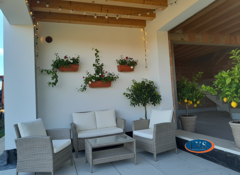 MONTEGALDELLA (VI) Splendida bifamiliare con travi a vista di 230 mq disposta su 2 livelli, con u...