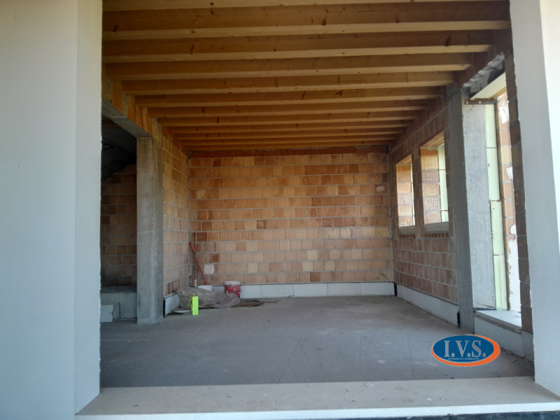 MONTEGALDELLA (VI) Splendida bifamiliare con travi a vista di 230 mq disposta su 2 livelli, con u...