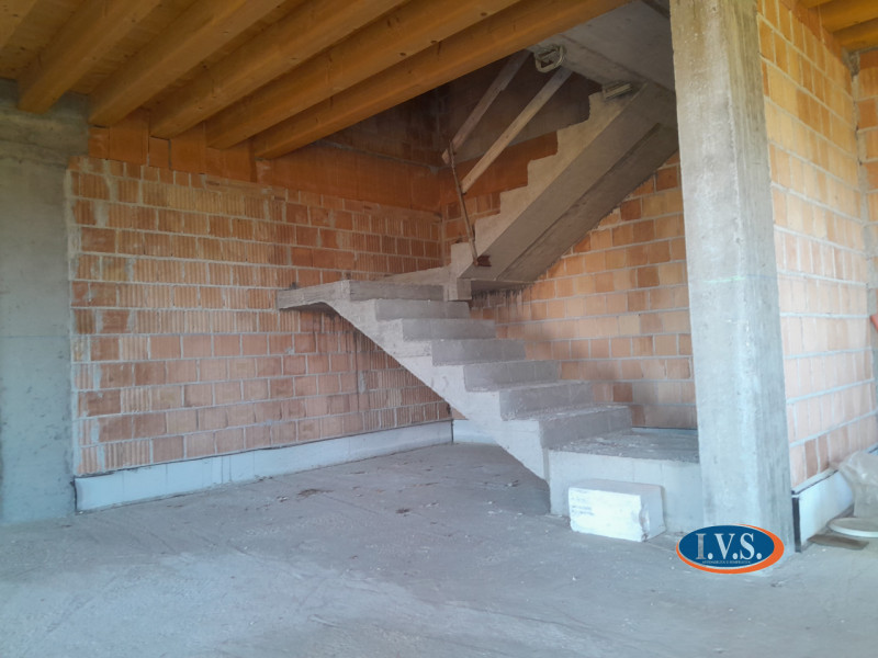 MONTEGALDELLA (VI) Splendida bifamiliare con travi a vista di 230 mq disposta su 2 livelli, con u...