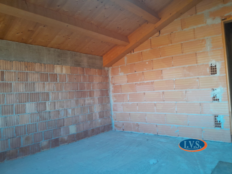 MONTEGALDELLA (VI) Splendida bifamiliare con travi a vista di 230 mq disposta su 2 livelli, con u...