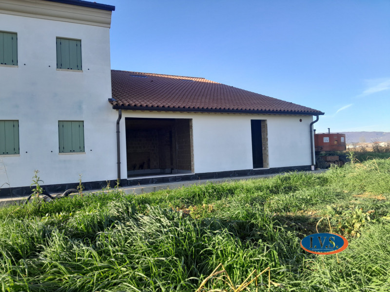 MONTEGALDELLA (VI) Splendida bifamiliare con travi a vista di 230 mq disposta su 2 livelli, con u...