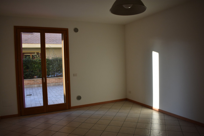 Scopri questo affascinante mini appartamento in esclusiva situato al piano terra, ad Albignasego....