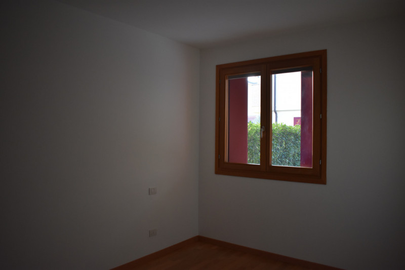 Scopri questo affascinante mini appartamento in esclusiva situato al piano terra, ad Albignasego....