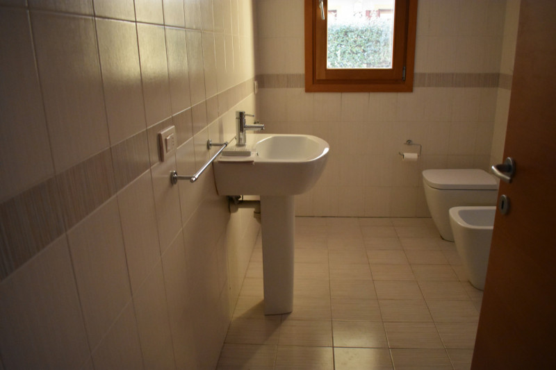 Scopri questo affascinante mini appartamento in esclusiva situato al piano terra, ad Albignasego....