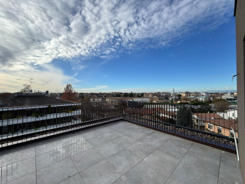 In uno dei contesti più ricercati e raffinati del primissimo fuori mura nord, nasce una residenza...