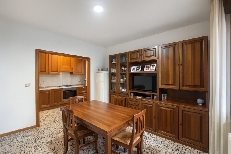 L'immobile si distingue per le sue ampie metrature interne, offrendo una soluzione ideale per fam...