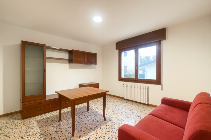 L'immobile si distingue per le sue ampie metrature interne, offrendo una soluzione ideale per fam...