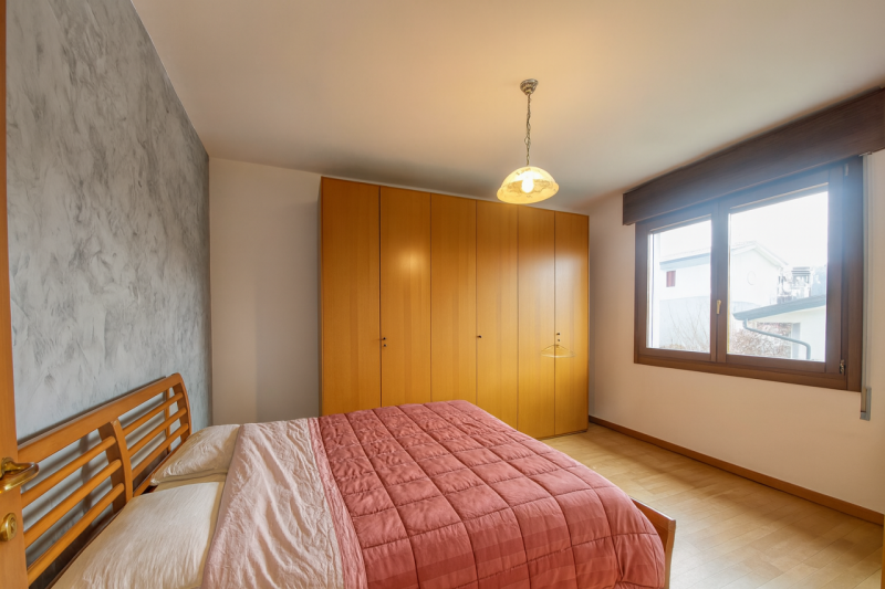 L'immobile si distingue per le sue ampie metrature interne, offrendo una soluzione ideale per fam...