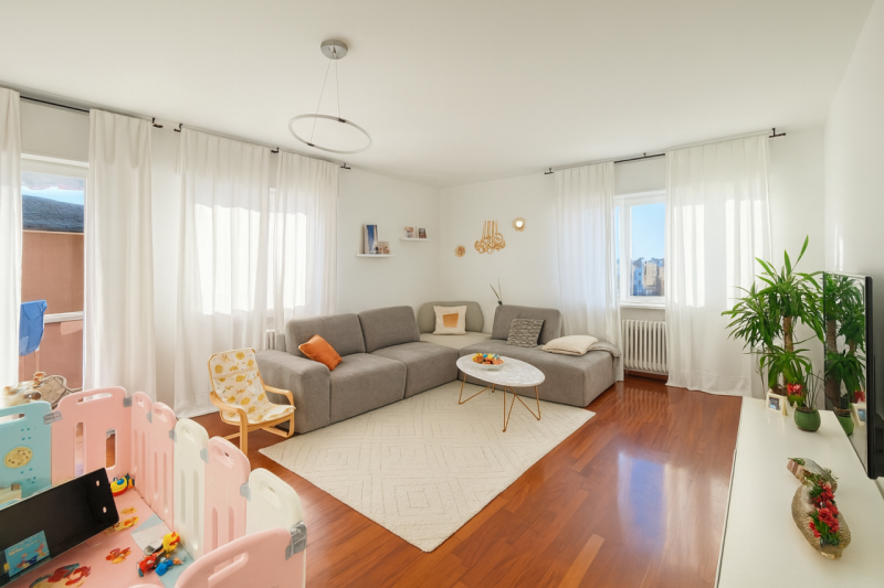 Scopri questo affascinante appartamento quadrilocale situato nella tranquilla e ricercata zona di...