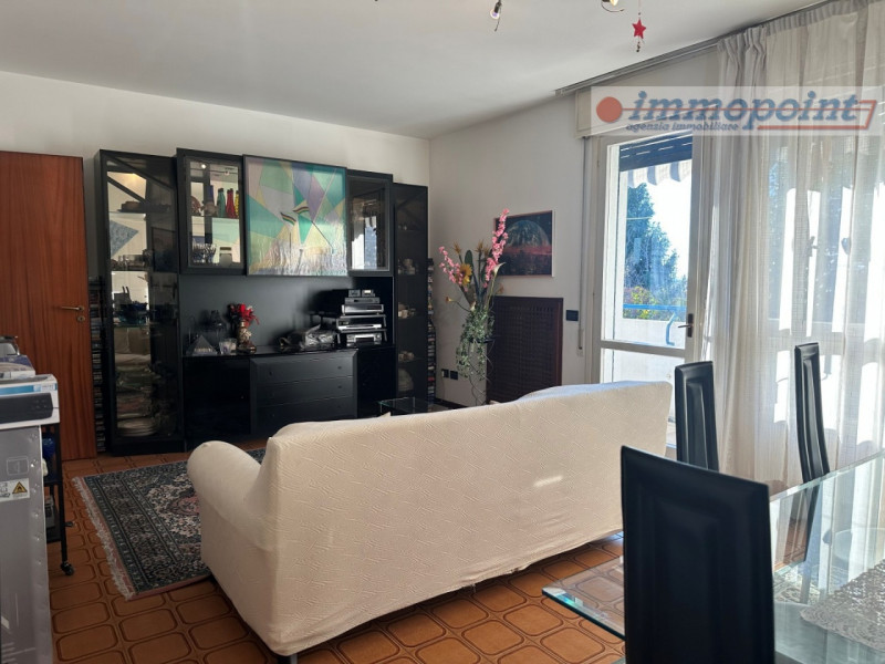 In quartiere residenziale di Marchesane, appartamento al secondo piano su vano scala di sei unità...