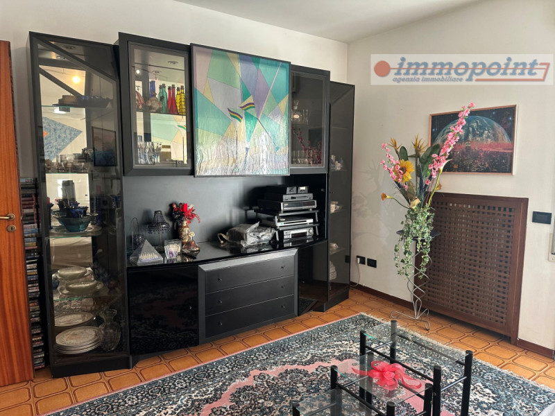 In quartiere residenziale di Marchesane, appartamento al secondo piano su vano scala di sei unità...