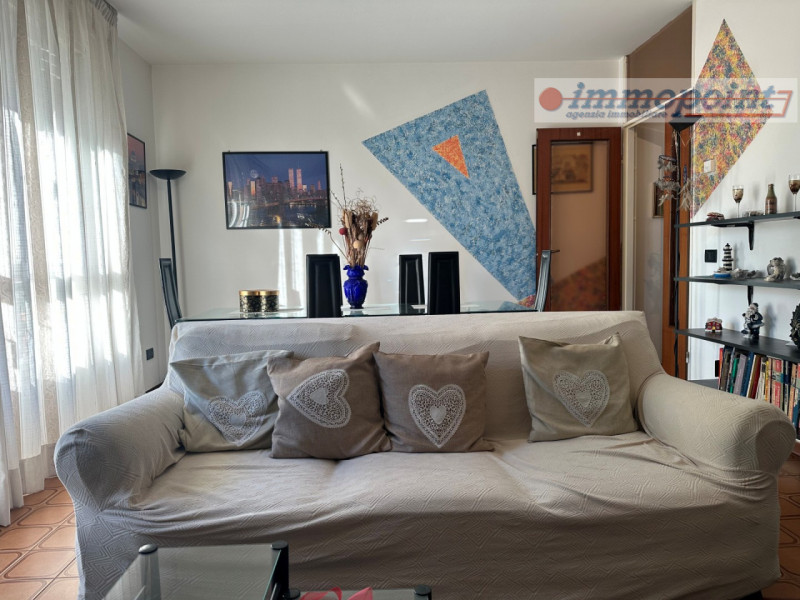 In quartiere residenziale di Marchesane, appartamento al secondo piano su vano scala di sei unità...