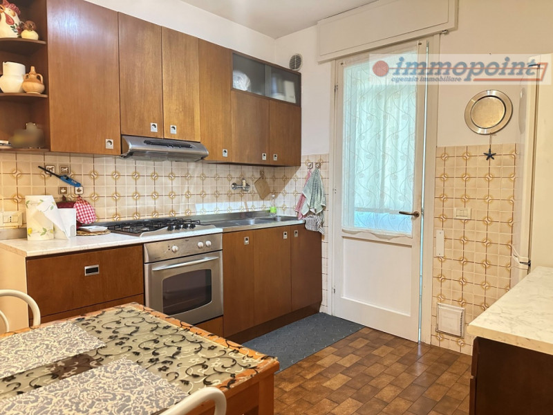 In quartiere residenziale di Marchesane, appartamento al secondo piano su vano scala di sei unità...