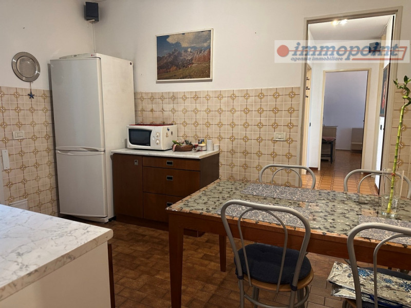 In quartiere residenziale di Marchesane, appartamento al secondo piano su vano scala di sei unità...