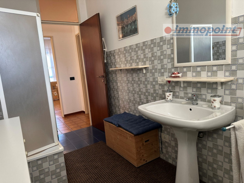 In quartiere residenziale di Marchesane, appartamento al secondo piano su vano scala di sei unità...