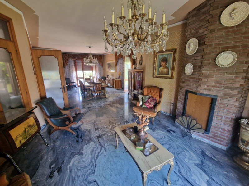 proponiamo soluzione indipendente dalle metrature introvabili, divisibile in due unità abitative....