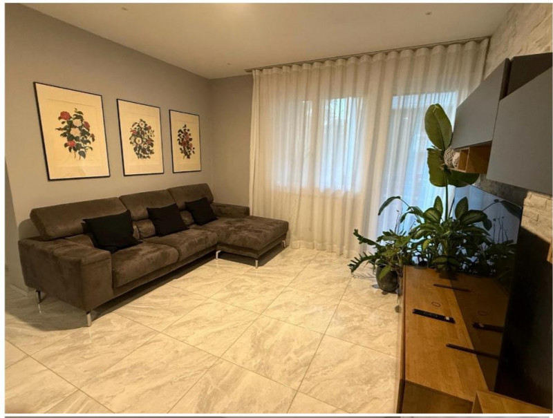 In vendita appartamento totalmente ristrutturato a nuovo, situato al terzo piano con ascensore in...