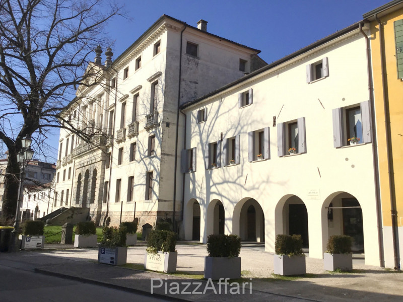 Particolare attico già disponibile, in Centro Storico a Piove di Sacco. 
Da vedere . . . 
(Si val...