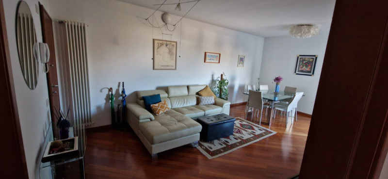 Su palazzo di recente costruzione, al piano quarto con ascensore affittasi signorile tricamere mo...