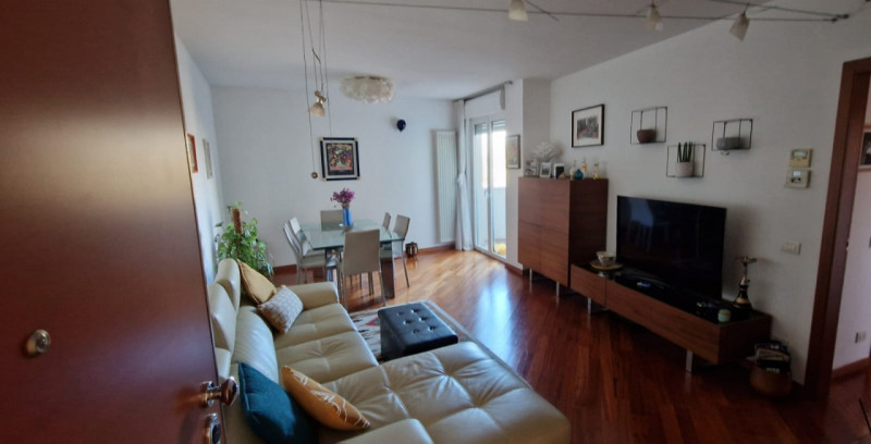 Su palazzo di recente costruzione, al piano quarto con ascensore affittasi signorile tricamere mo...