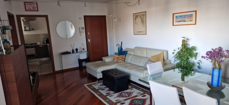 Su palazzo di recente costruzione, al piano quarto con ascensore affittasi signorile tricamere mo...