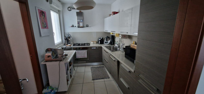 Su palazzo di recente costruzione, al piano quarto con ascensore affittasi signorile tricamere mo...