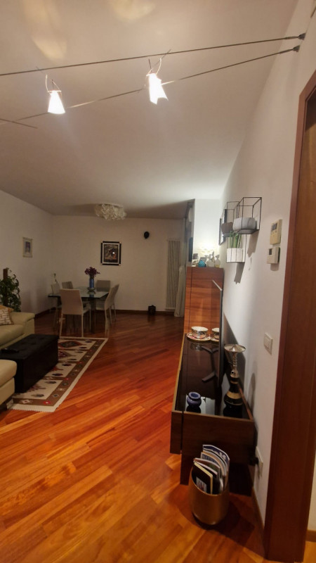 Su palazzo di recente costruzione, al piano quarto con ascensore affittasi signorile tricamere mo...