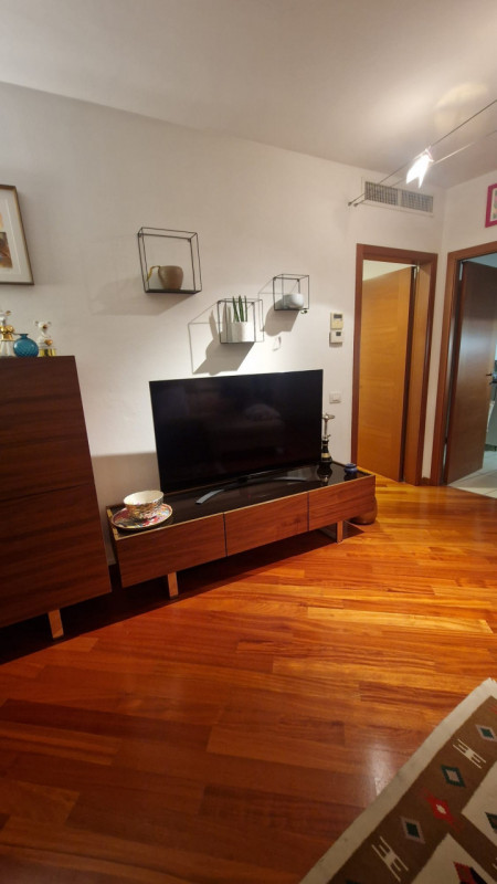 Su palazzo di recente costruzione, al piano quarto con ascensore affittasi signorile tricamere mo...