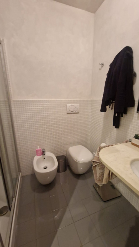 Su palazzo di recente costruzione, al piano quarto con ascensore affittasi signorile tricamere mo...