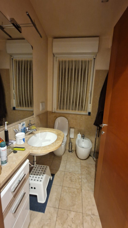 Su palazzo di recente costruzione, al piano quarto con ascensore affittasi signorile tricamere mo...