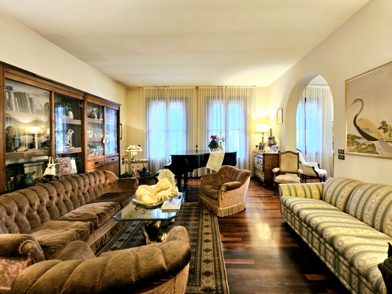 In una bellissima posizione centrale a Treponti, località di Teolo, proponiamo in vendita un eleg...