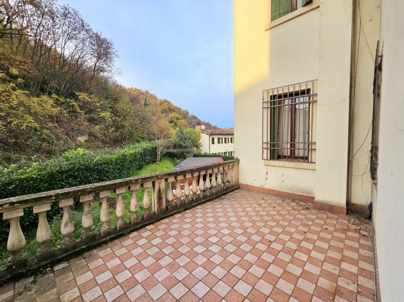 In una bellissima posizione centrale a Treponti, località di Teolo, proponiamo in vendita un eleg...