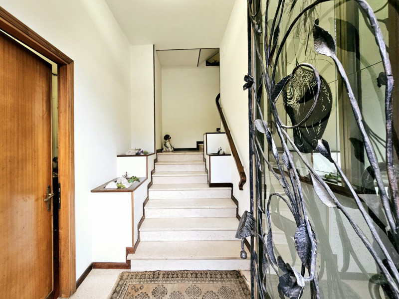 In una bellissima posizione centrale a Treponti, località di Teolo, proponiamo in vendita un eleg...