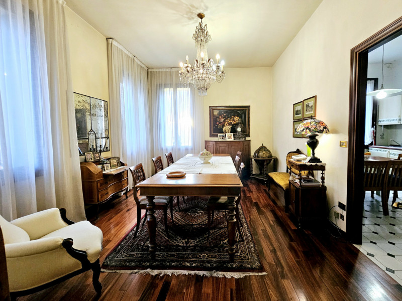 In una bellissima posizione centrale a Treponti, località di Teolo, proponiamo in vendita un eleg...