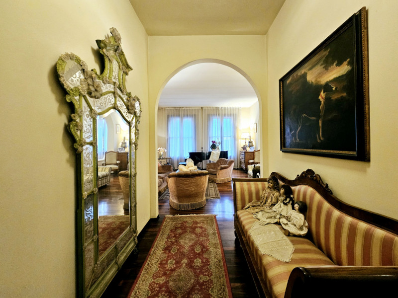 In una bellissima posizione centrale a Treponti, località di Teolo, proponiamo in vendita un eleg...