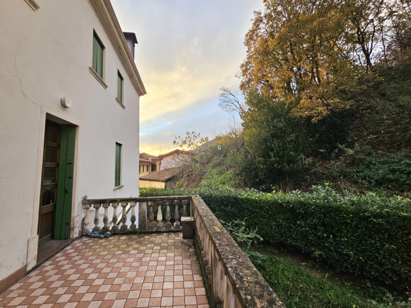 In una bellissima posizione centrale a Treponti, località di Teolo, proponiamo in vendita un eleg...