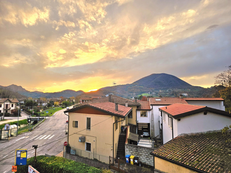 In una bellissima posizione centrale a Treponti, località di Teolo, proponiamo in vendita un eleg...