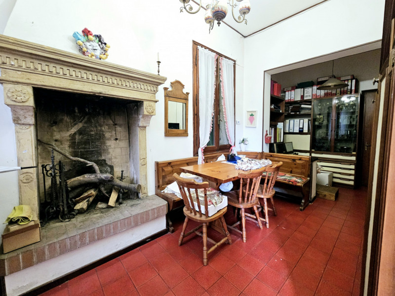 In una bellissima posizione centrale a Treponti, località di Teolo, proponiamo in vendita un eleg...