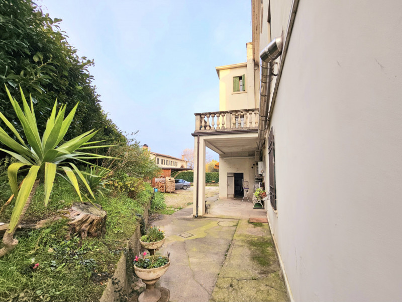 In una bellissima posizione centrale a Treponti, località di Teolo, proponiamo in vendita un eleg...