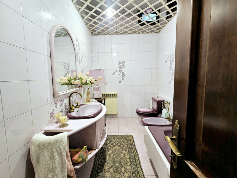 In una bellissima posizione centrale a Treponti, località di Teolo, proponiamo in vendita un eleg...