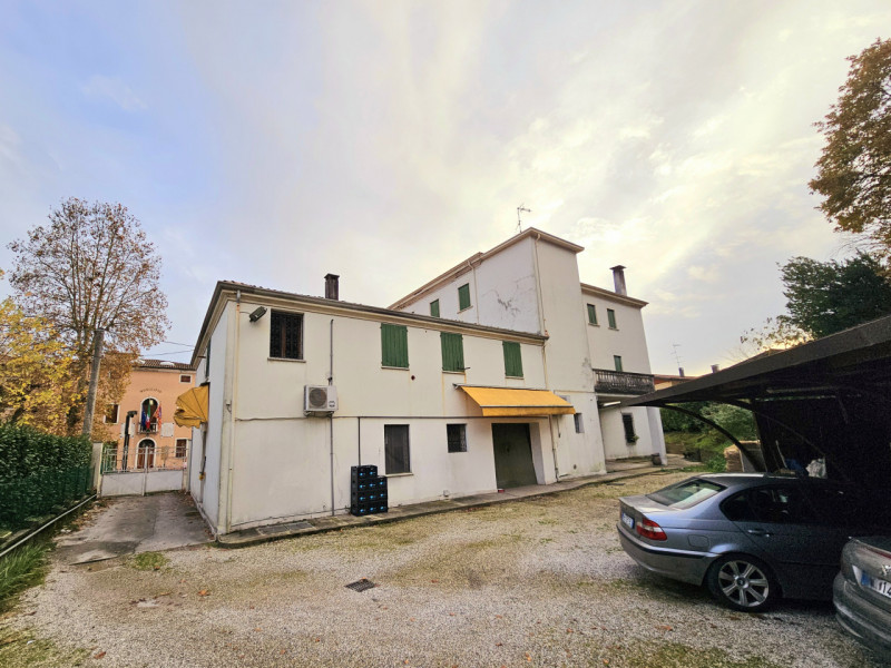 In una bellissima posizione centrale a Treponti, località di Teolo, proponiamo in vendita un eleg...