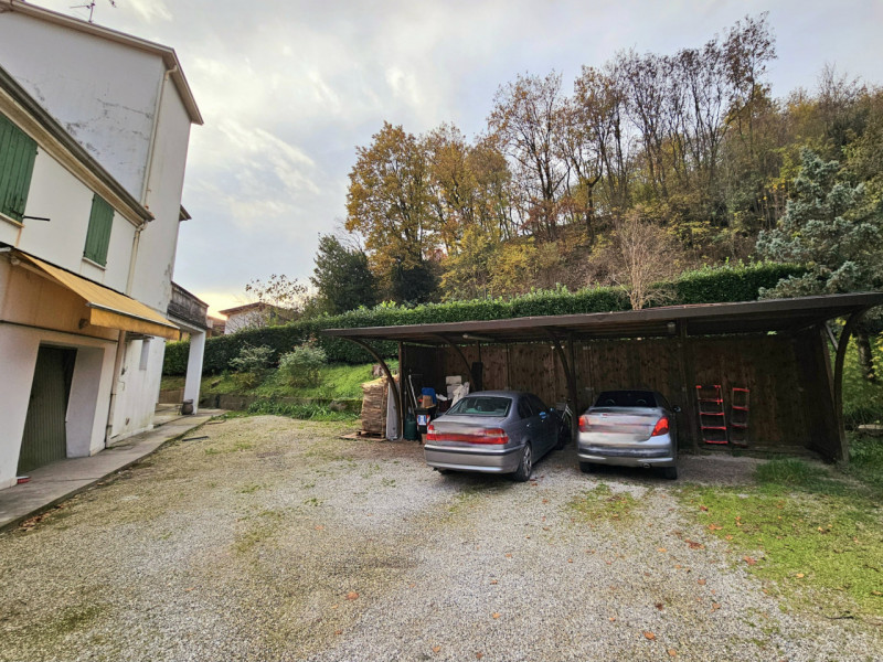 In una bellissima posizione centrale a Treponti, località di Teolo, proponiamo in vendita un eleg...