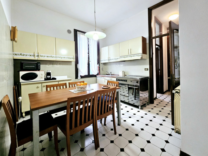 In una bellissima posizione centrale a Treponti, località di Teolo, proponiamo in vendita un eleg...