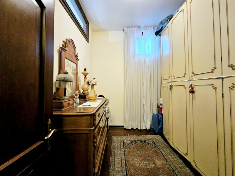 In una bellissima posizione centrale a Treponti, località di Teolo, proponiamo in vendita un eleg...