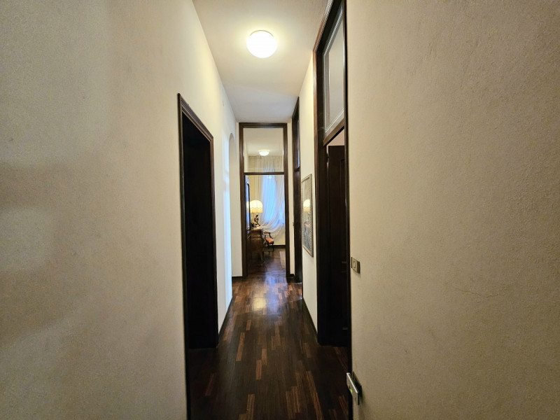 In una bellissima posizione centrale a Treponti, località di Teolo, proponiamo in vendita un eleg...