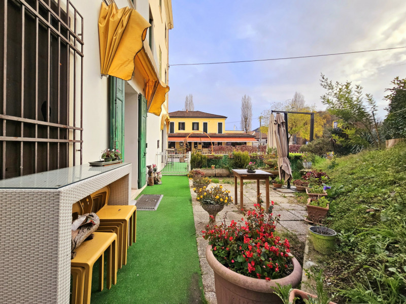 In una bellissima posizione centrale a Treponti, località di Teolo, proponiamo in vendita un eleg...