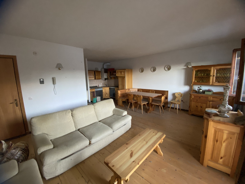 Il Vostro Rifugio Perfetto a Tonezza del Cimone: Appartamento Quadrilocale di Charme

Scoprite l'...